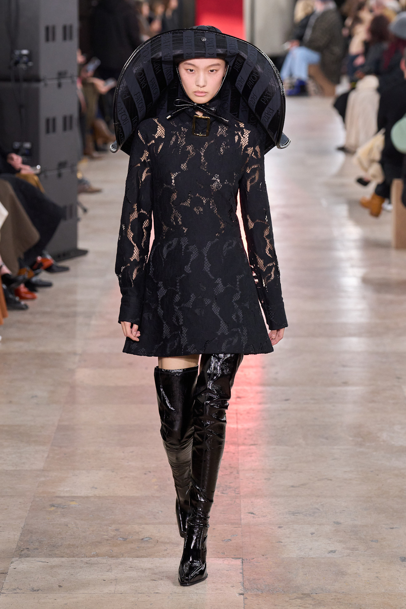 فستان من الدانتيل الأسود من باتو