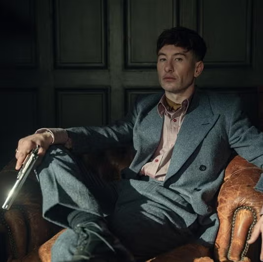 يمضي الفيلم جزءًا طويلًا مع تومي شيلبي (كيليان مورفي) في عزلة ثقيلة