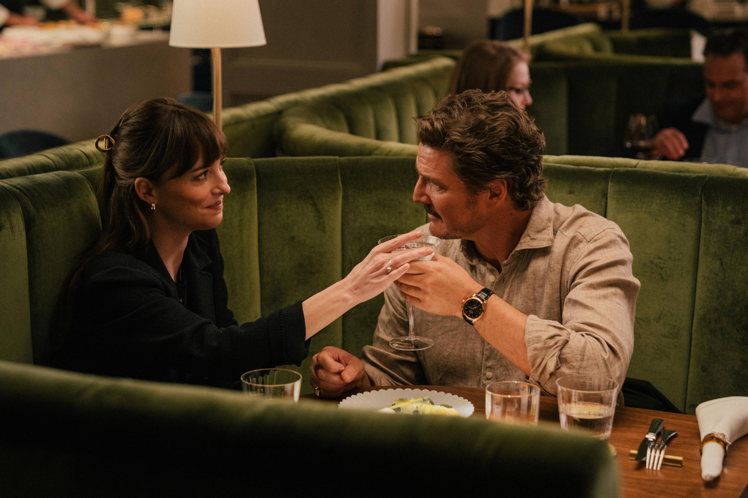 Pedro Pascal يتألق بأناقة رجولية مع Jaeger-LeCoultre Master Control Chronograph Calendar