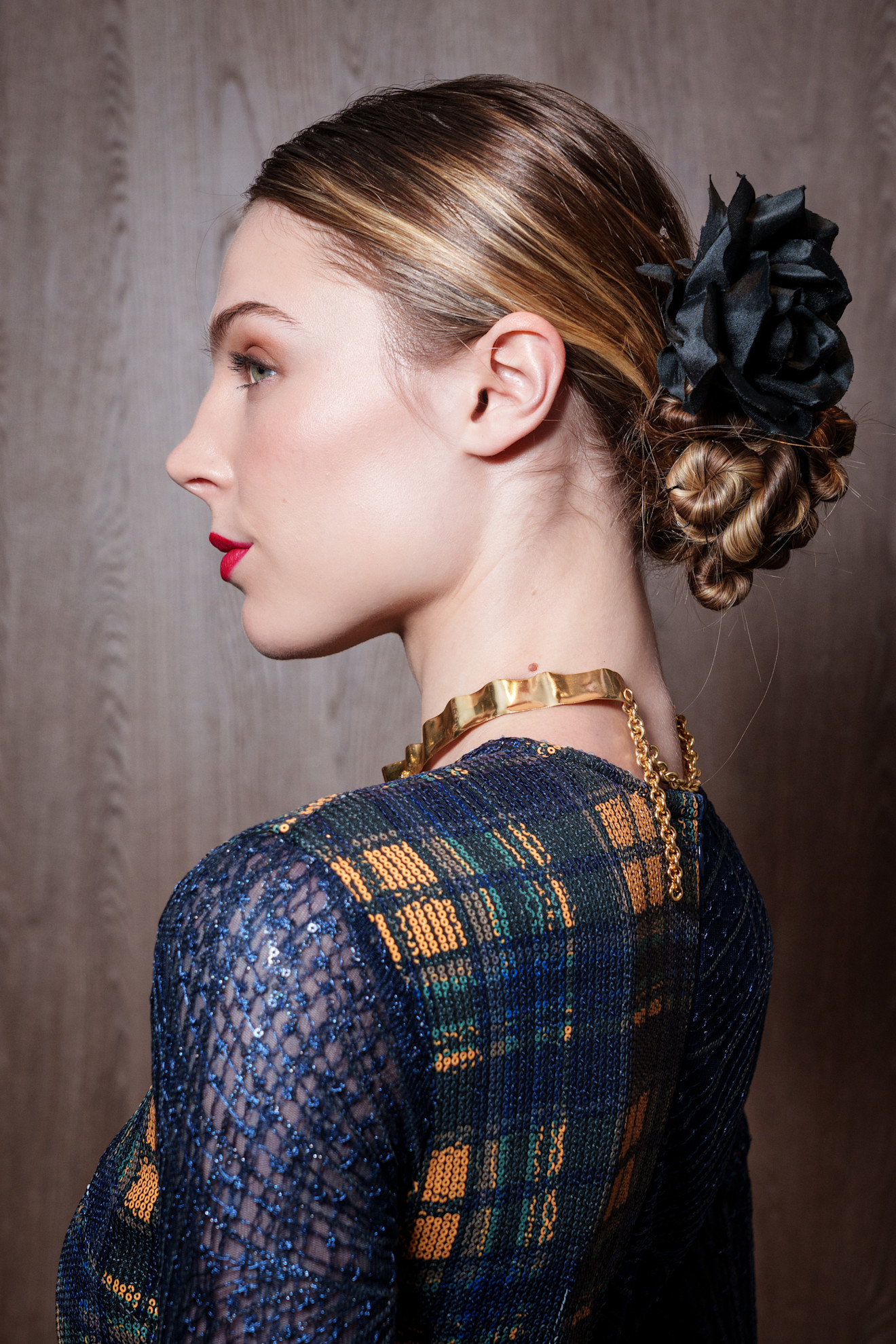 تسريحة شعر الكعكة الملفوفة مع الاكسسوار