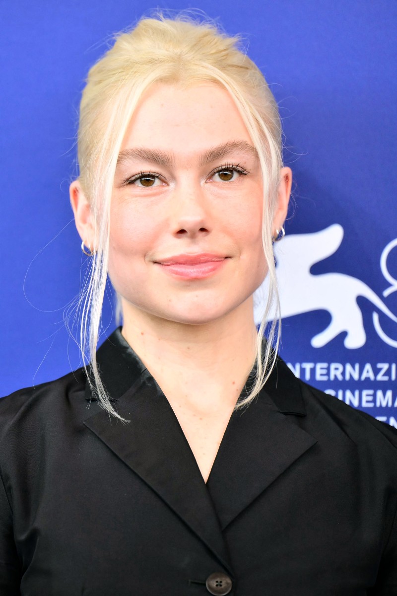 اطلالة Phoebe Bridgers برسمات المكياج المات
