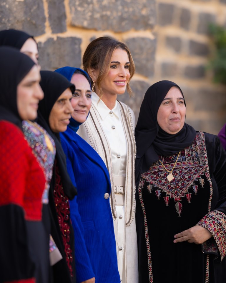 الملكة رانيا تلتقي بسيدات من المفرق وتشاركهن الغداء في أم الجمال