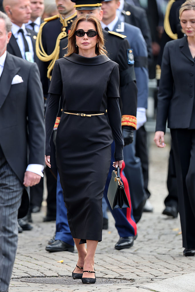 الملكة رانيا بفستان أسود من Roland Mouret في جنازة الملك هارالد