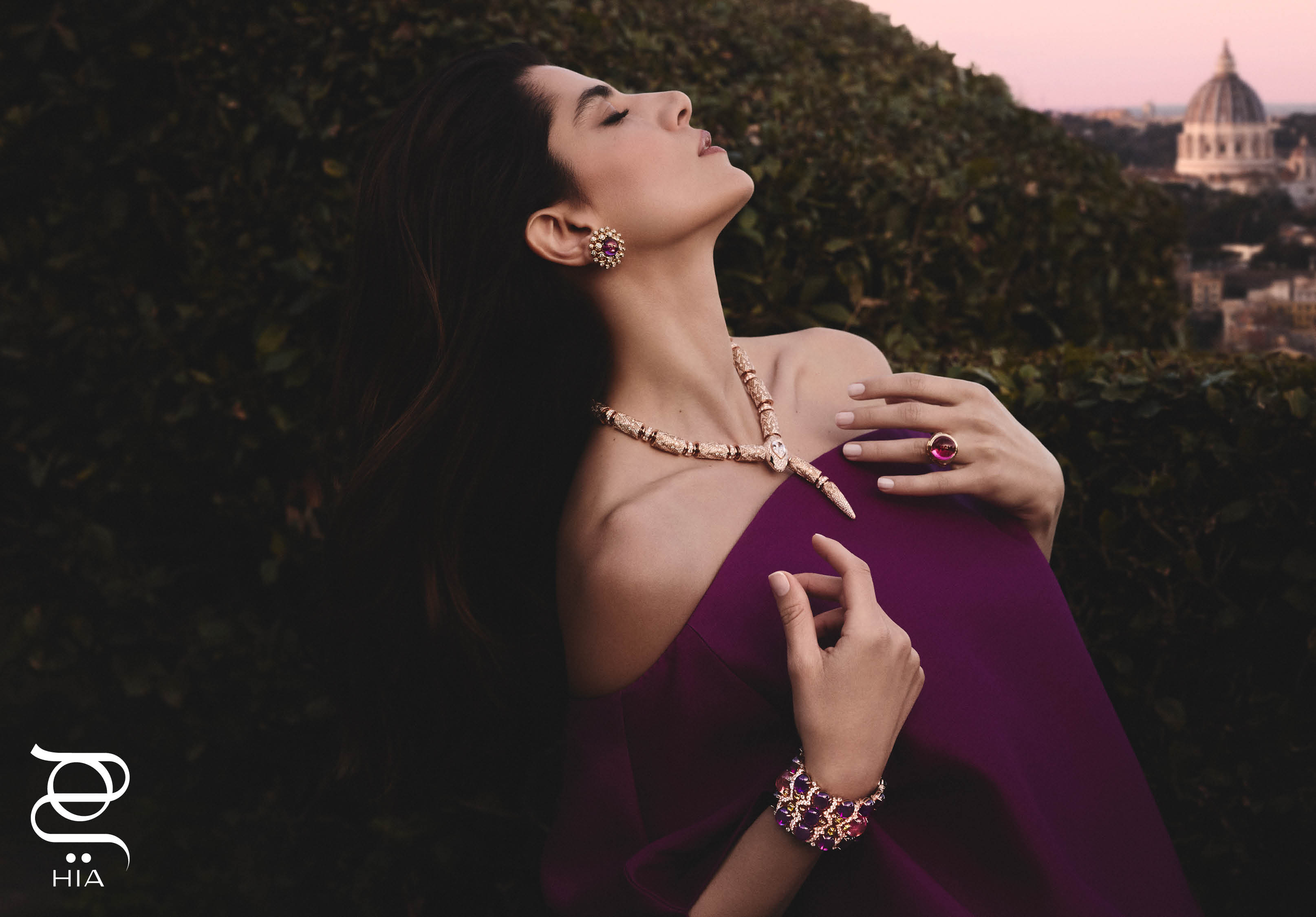 من مجموعة المجوهرات الراقية Eclettica، عقد Serpenti من الذهب الوردي بعناصر الأونيكس، والماس، مع ماسة إجاصية بعيار 5.05 قيراط، من مجموعة المجوهرات الراقية Eclettica، أقراط من الذهب، مع خرز الروبليت بعيار 7.51 قيراط، وخرز الجمشت بعيار 6.92 قيراط، والماس، من مجموعة المجوهرات الراقية Eclettica، سوار من الذهب الوردي، والترمالين الوردي، والجمشت، والزبرجد، والماس، خاتم مجوهرات راقية من الذهب، والياقوت، والماس، مع حجر روبليت بعيار 23.02 قيراط، كل المجوهرات من "بولغري" BVLGARI فستان بنفسجي من "بالنسياغا" Balenciaga