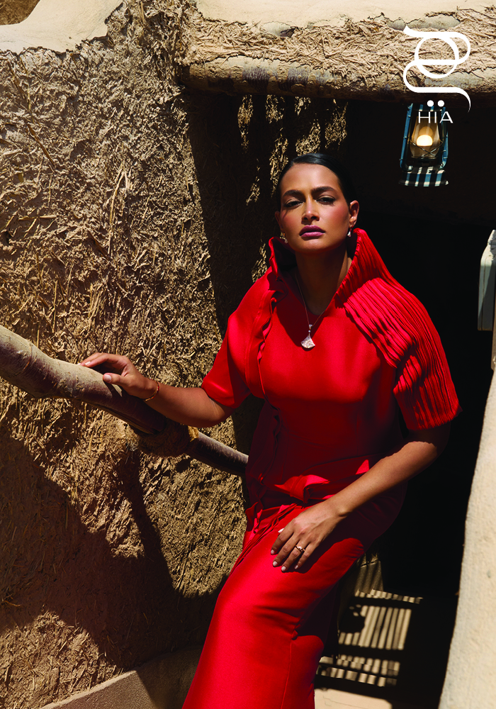 من مجموعة "بولغري ديفاز دريم" BVLGARI Divas’ Dream، عقد من الذهب الوردي مع ماسة دائرية متألقة وماسات مرصوفة، وأقراط أذن من الذهب الوردي مع ماسة دائرية متألّقة وماسات مرصوفة ولمسات من عرق اللؤلؤ، وخاتم من الذهب الوردي مع لمسات من عرق اللؤلؤ وماسات مرصوفة من تشكيلة "بولغري سيربنتي فايبر" BVLGARI Serpenti Viper، خاتم وسوار، كلاهما من الذهب الوردي والماس المرصوف عند الرأس والذيل فستان أحمر من "سمر نصرالدين" Samar Nassridin 