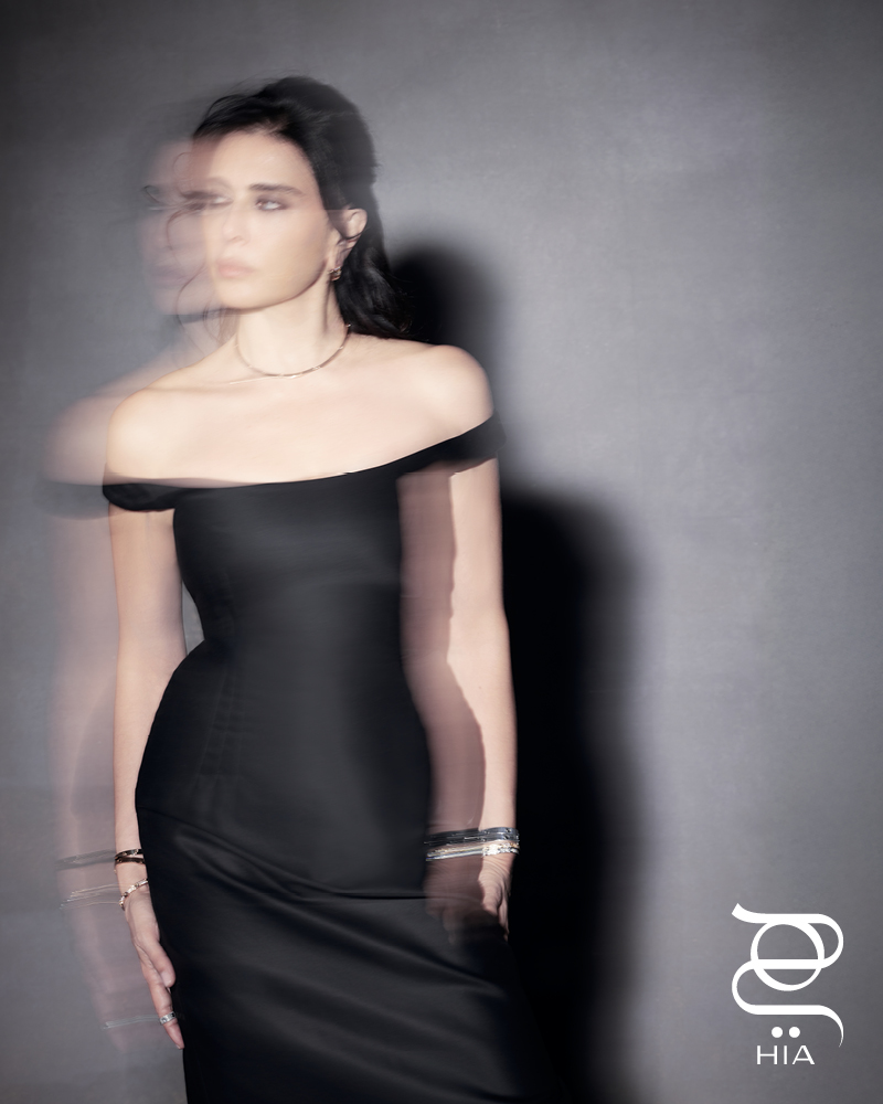 أقراط أذن مزدوجة LOVE بالذهب الأصفر، قلادة صلبة LOVE بالذهب الأصفر خواتم LOVE UNLIMITED بالذهب الأصفر وبالذهب الأبيض أساور LOVE UNLIMITED بالذهب الأصفر وبالذهب الوردي وبالذهب الأبيض أساور LOVE  بالذهب الأصفر والماس، جميع المجوهرات من "كارتييه" CARTIER فستان منسدل الأكتاف من "ماغدا بوتريم" Magda Butrym