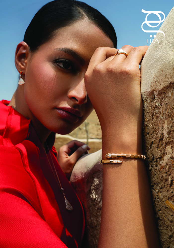 من مجموعة "بولغري ديفاز دريم" BVLGARI Divas’ Dream، عقد من الذهب الوردي مع ماسة دائرية متألقة وماسات مرصوفة، وأقراط أذن من الذهب الوردي مع ماسة دائرية متألّقة وماسات مرصوفة ولمسات من عرق اللؤلؤ، وخاتم من الذهب الوردي مع لمسات من عرق اللؤلؤ وماسات مرصوفة من تشكيلة "بولغري سيربنتي فايبر" BVLGARI Serpenti Viper سوار من الذهب الوردي والماس المرصوف عند الرأس والذيل فستان أحمر من "سمر نصرالدين" Samar Nassridin 