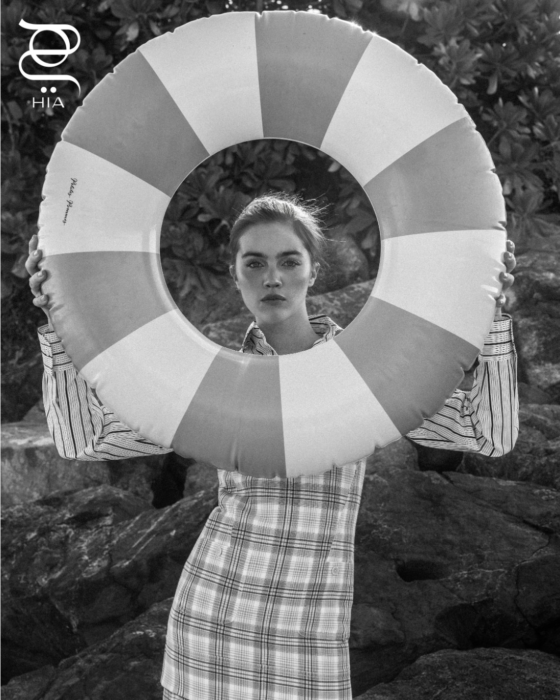 قميص سفلي مقلّم مع طقم مؤلف من توب وتنورة بنقشات المربعات من "توم براون" Thom Browne