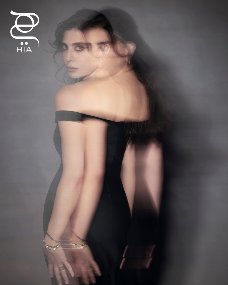 أقراط أذن مزدوجة LOVE بالذهب الأصفر، قلادة صلبة LOVE بالذهب الأصفر خواتم LOVE UNLIMITED بالذهب الأصفر وبالذهب الأبيض أساور LOVE UNLIMITED بالذهب الأصفر وبالذهب الوردي وبالذهب الأبيض أساور LOVE  بالذهب الأصفر والماس، جميع المجوهرات من "كارتييه" CARTIER فستان منسدل الأكتاف من "ماغدا بوتريم" Magda Butrym