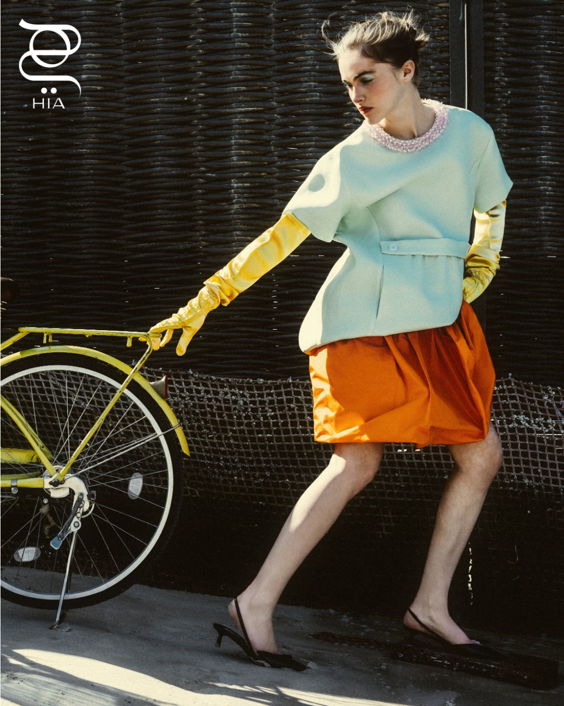 قميص طويل وتنورة برتقالية وقفازات من "برادا" Prada