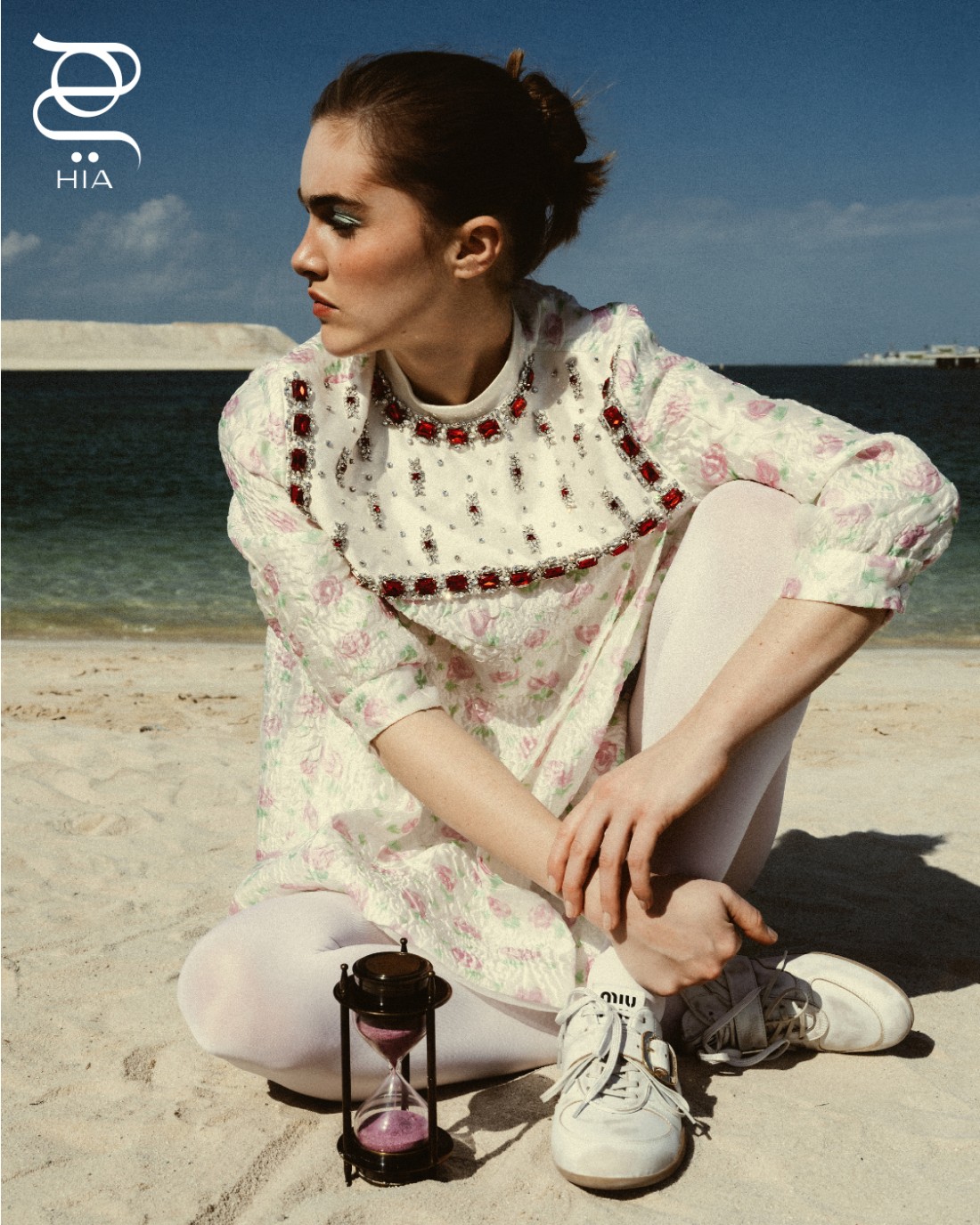 فستان مطبع وحذاء رياضي من "ميو ميو" MIU MIU