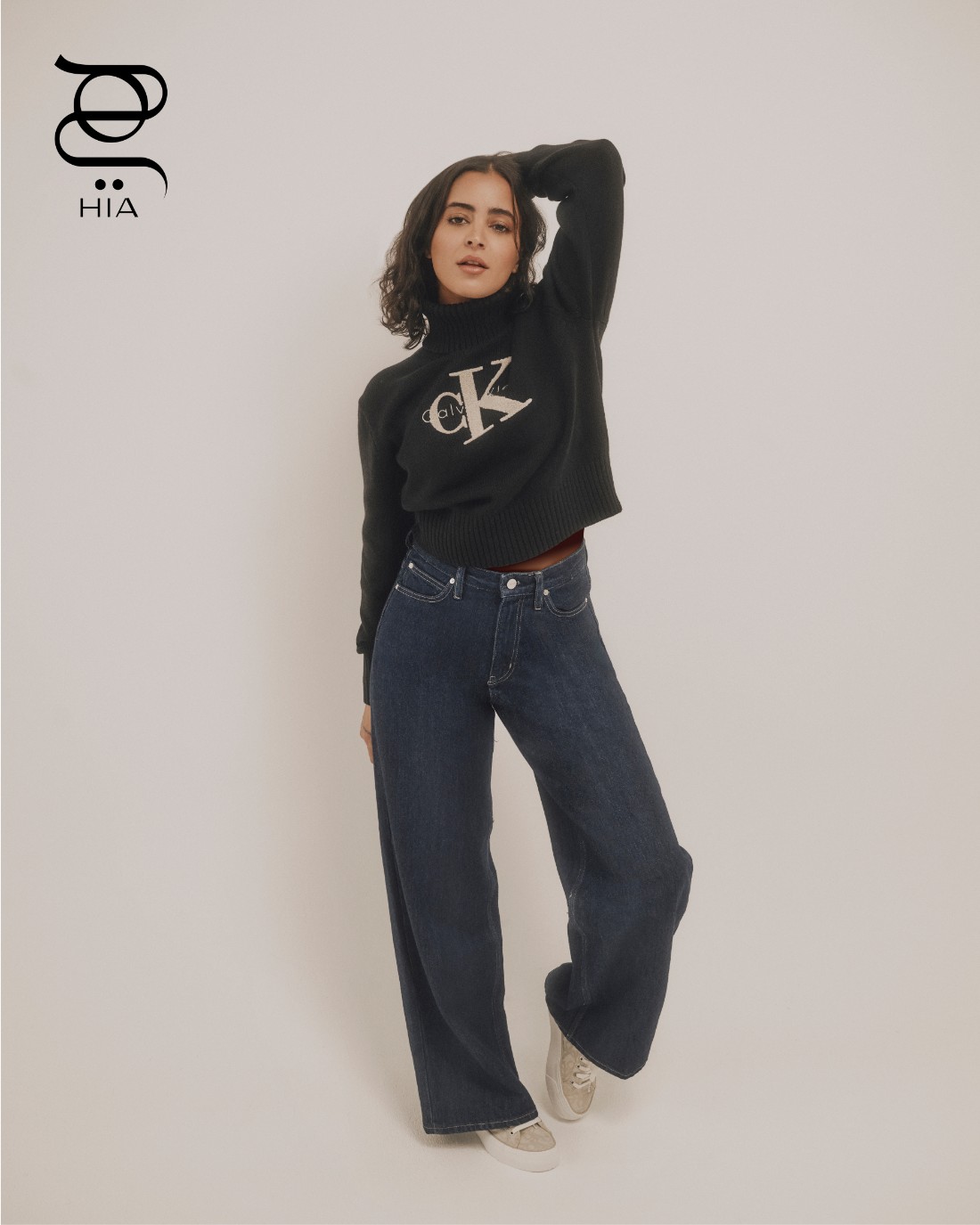كنزة محبوكة مع شعار جينز واسع حذاء جلدي رياضي بقاعدة سميكة، جميعها من "كالفن كلاين" Calvin Klein