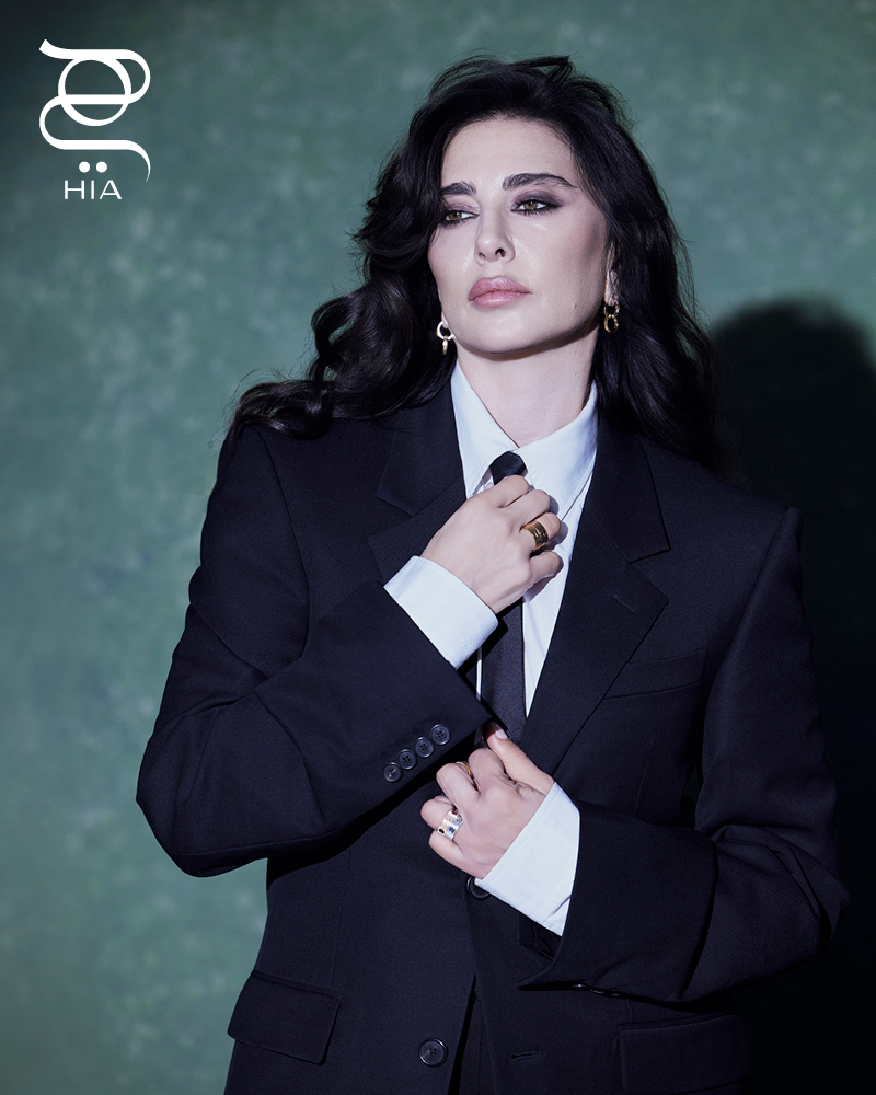 أقراط أذن مزدوجة LOVE بالذهب الأصفر خواتم LOVE UNLIMITED بالذهب الأبيض وبالذهب الأصفر وبالذهب الوردي جميع المجوهرات من "كارتييه" CARTIER بذلة رسمية من "بالنسياغا" Balenciaga