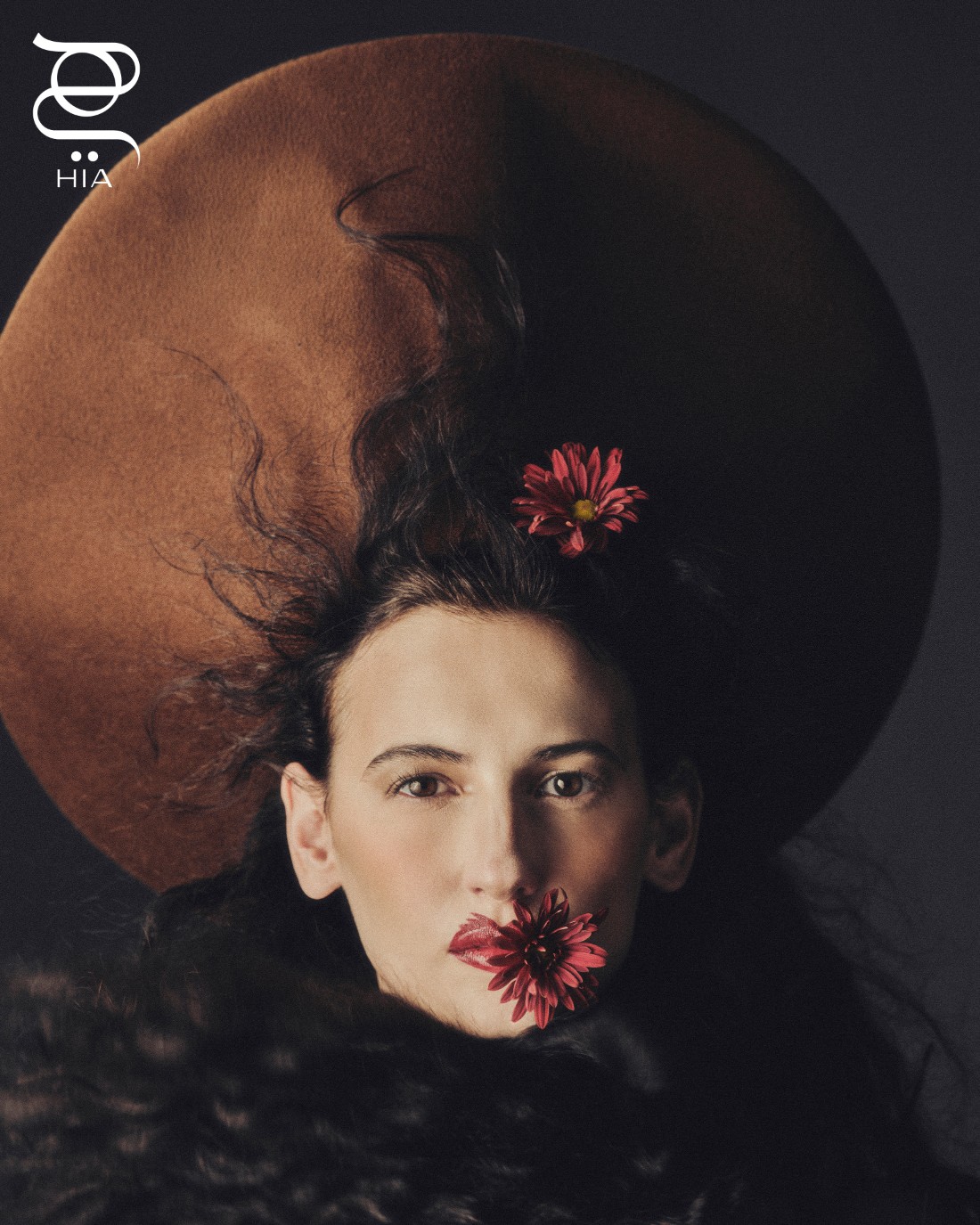 قبعة وتنورة من "لورو بيانا" ‏Loro Piana، فستان من "ماغدا بوتريم" ‏Magda Butrym، حذاء من "غوتشي" ‏Gucci