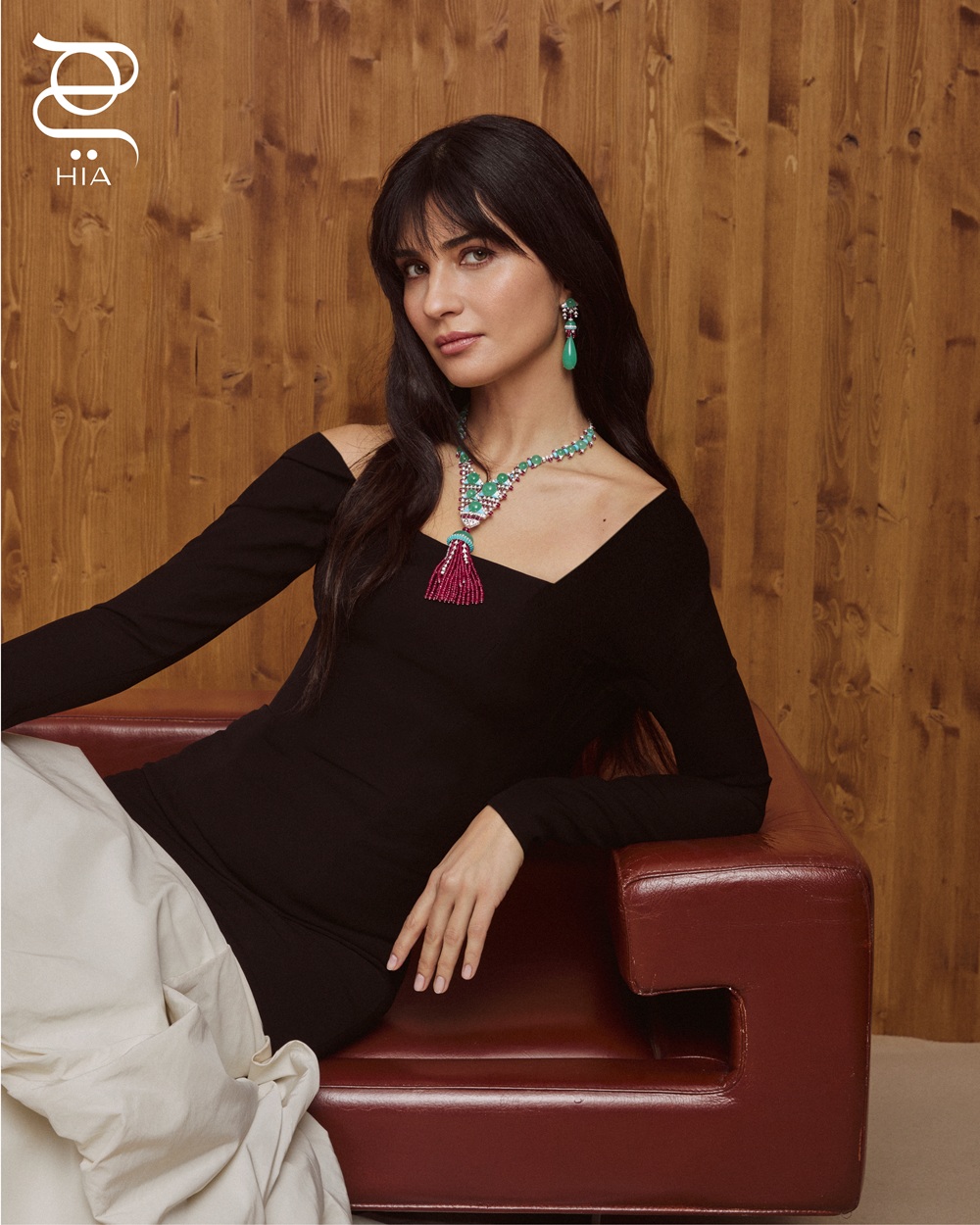 عقد وأقراط أذن ONDORA بالذهب الأبيض والكريسوبرايس والسبينل والفيروز والماس، من مجموعة المجوهرات الراقية EN ÉQUILIBRE CHAPTER 3 من "كارتييه" CARTIER فستان من  دار IKH FASHION