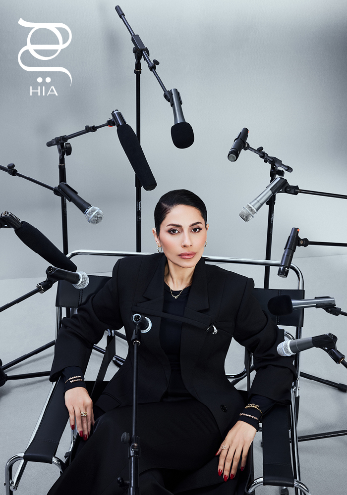 سلسلة وأساور وأقراط وخواتم "دامياني ميموزا" Damiani Mimosa جميعها من دار "دامياني" Damiani للمجوهرات الفاخرة سترة من "تشاتس باي سي.دام" Chats by C.DAM