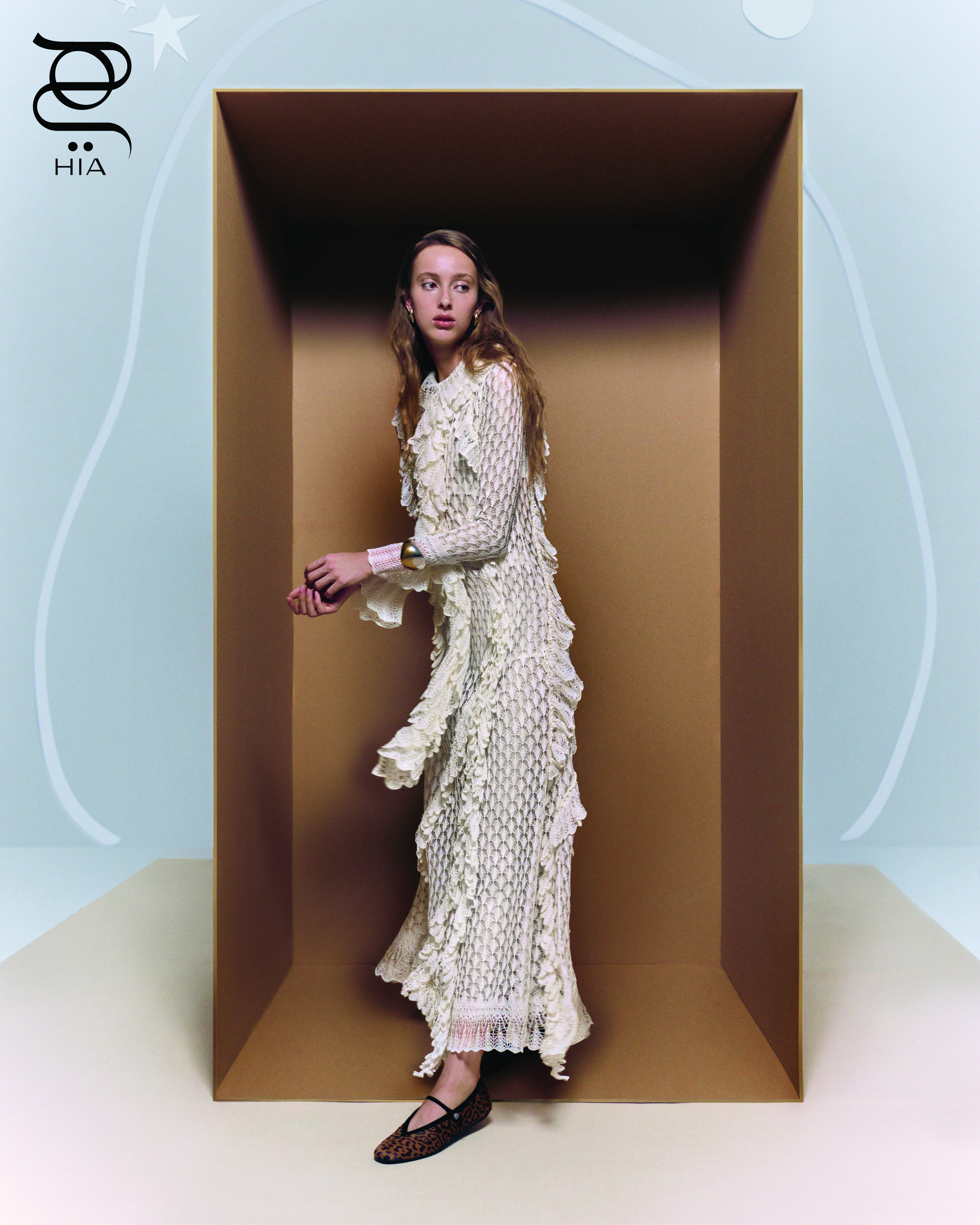 أقراط وسِوار، فستان باللون الأبيض، حذاء "ديور نيو باليه" Dior New Ballet، جميعها من دار "ديور" Dior