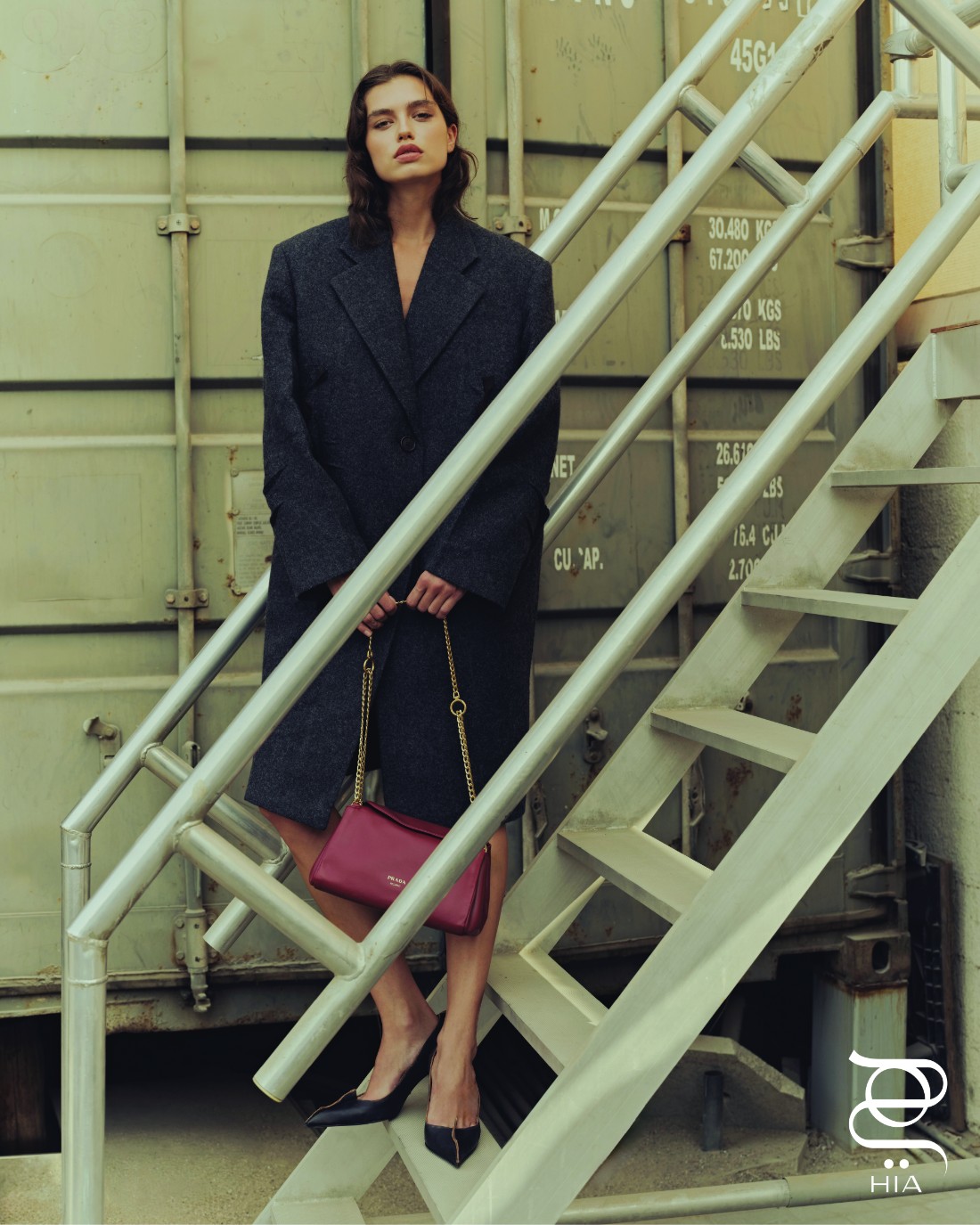 سترة من صوف "شتلاند" Shetland، حقيبة "تمولت" Tumulte، وحذاء جلدي، جميعها من "برادا" Prada