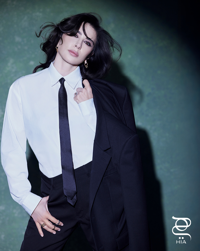 القوة والأنوثة في البدلة الرسمية