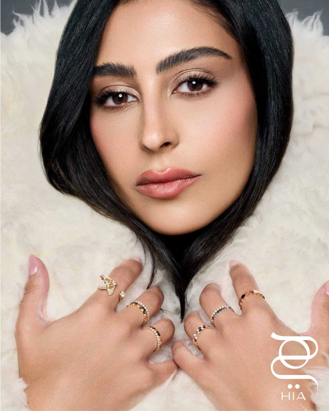 من مجموعة BEE DE CHAUMET، خواتم من الذهب الأبيض والأصفر والوردي، وخواتم من الذهب الأبيض والأصفر والوردي المرصوف جزئيا أو بالكامل بالماس، وخاتم من الذهب الأصفر المرصوف بالماس من "شوميه" CHAUMET