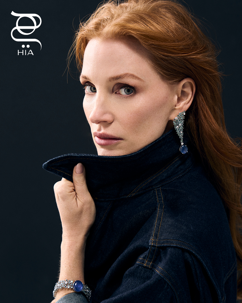 أقراط أذن وسوار QUEL RAMO INCANTATO بالذهب الأبيض والصفير النجمي الأزرق بقطع الكابوشون والألكسندريت، جميع المجوهرات من "دامياني" DAMIANI جاكيت دنيم من "أغولد" AGOLDE