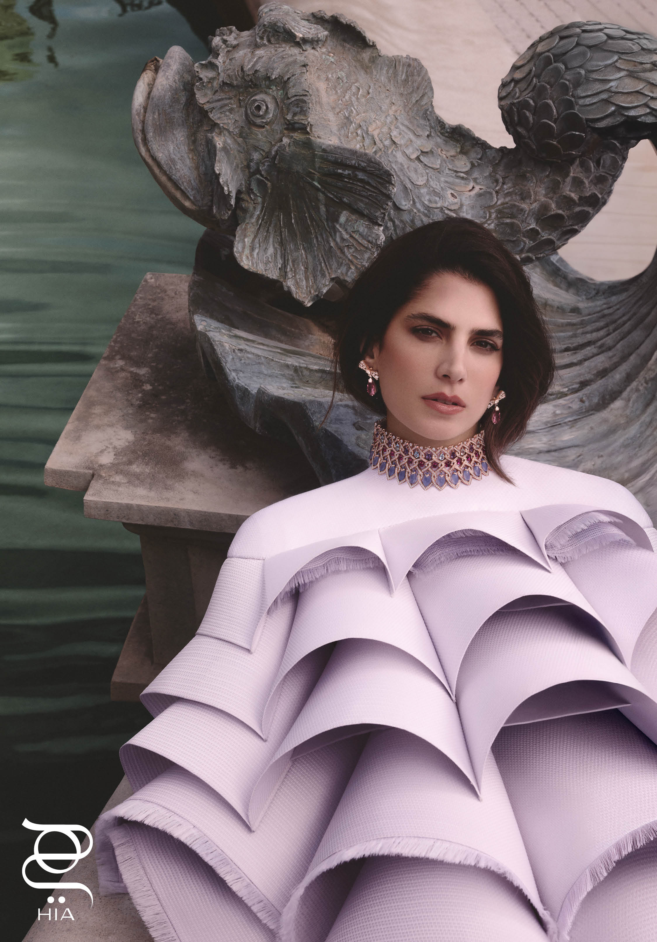 من مجموعة المجوهرات الراقية Eclettica، عقد من الذهب الوردي، والعقيق الخلقيدوني الأزرق بعيار 63.30 قيراط، والأكوامارين، والجمشت، والروبليت، والماس أقراط مجوهرات راقية من الذهب الوردي، والإسبينل بعيار 12.04 و11.34 قيراط، والماس كل المجوهرات من "بولغري" BVLGARI فستان متعدد الطبقات من "أردزاي" ARDAZEI