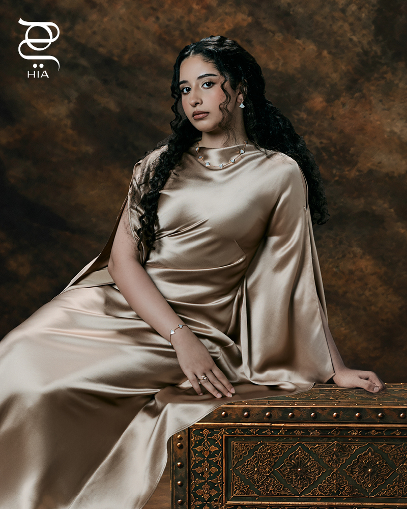 من مجموعة Divas’ Dream، أقراط من الذهب الوردي والألماس وعرق اللؤلؤ، وعقد من الذهب الوردي وعرق اللؤلؤ، وسوار من الذهب الوردي وعرق اللؤلؤ، وخاتم من الذهب الوردي والألماس المرصوف. كل المجوهرات من BVLGARI. إطلالة من Acler لدى Harvey Nichols