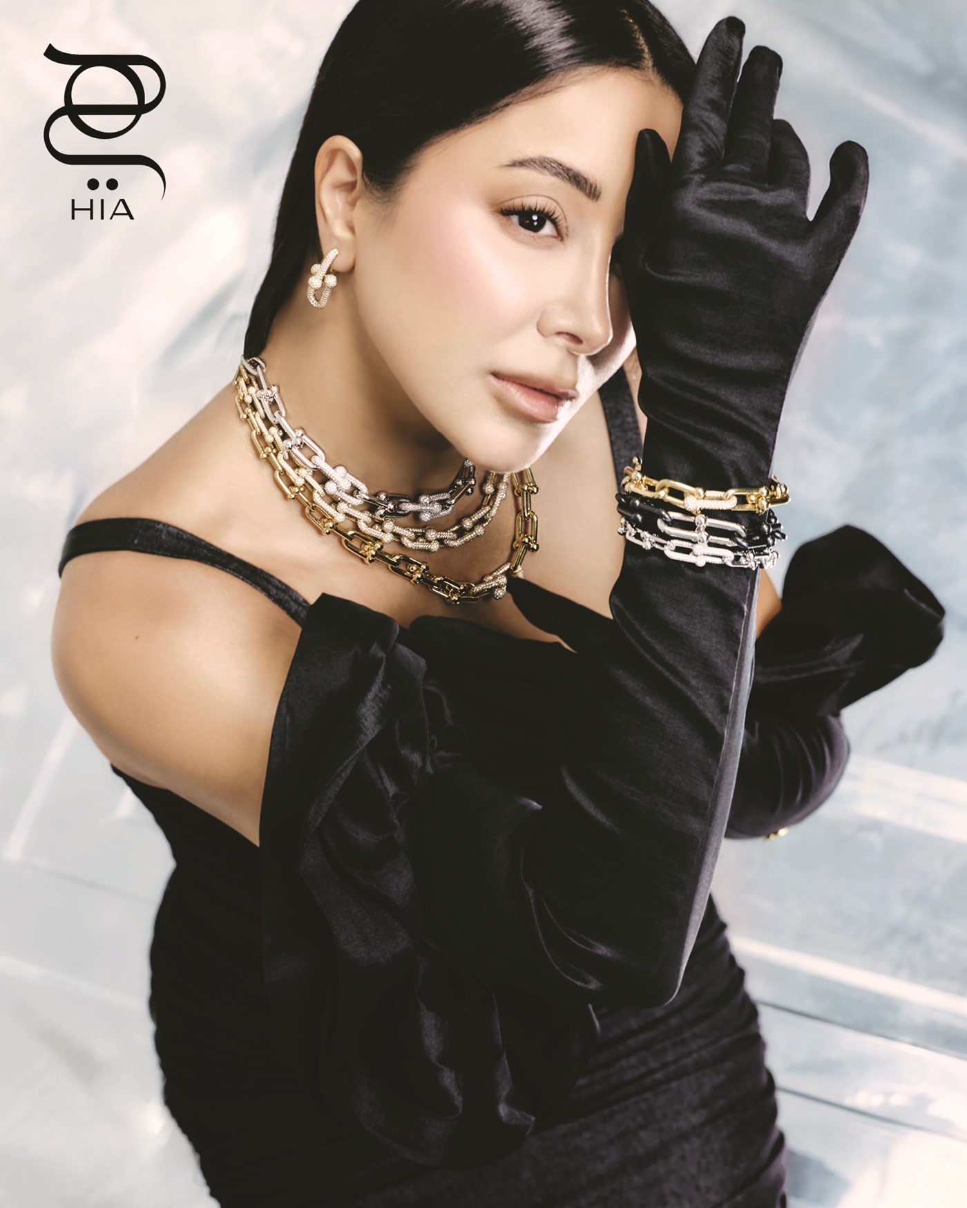 من مجموعة TIFFANY HARDWEAR أقراط أذن وعقود بالذهب الأبيض والأصفر، وأساور بالذهب الأبيض والأصفر والتيتانيوم والماس جميعها من "تيفاني أند كو" .TIFFANY & CO. فستان وقفازات من "أونوري" Onori حذاء من "فندي" Fendi