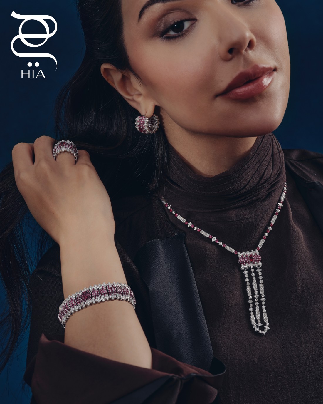 طقم GREAT WALL OF CHINA من مجموعة المجوهرات الراقية ILLUMINATED WONDERS، مرصع بالياقوت والماس، جميع المجوهرات من "معوّض" MOUAWAD عباءة من "سيرب" SERRB، قميص من "برونيللو كوتشينيللي" BRUNELLO CUCINELLI