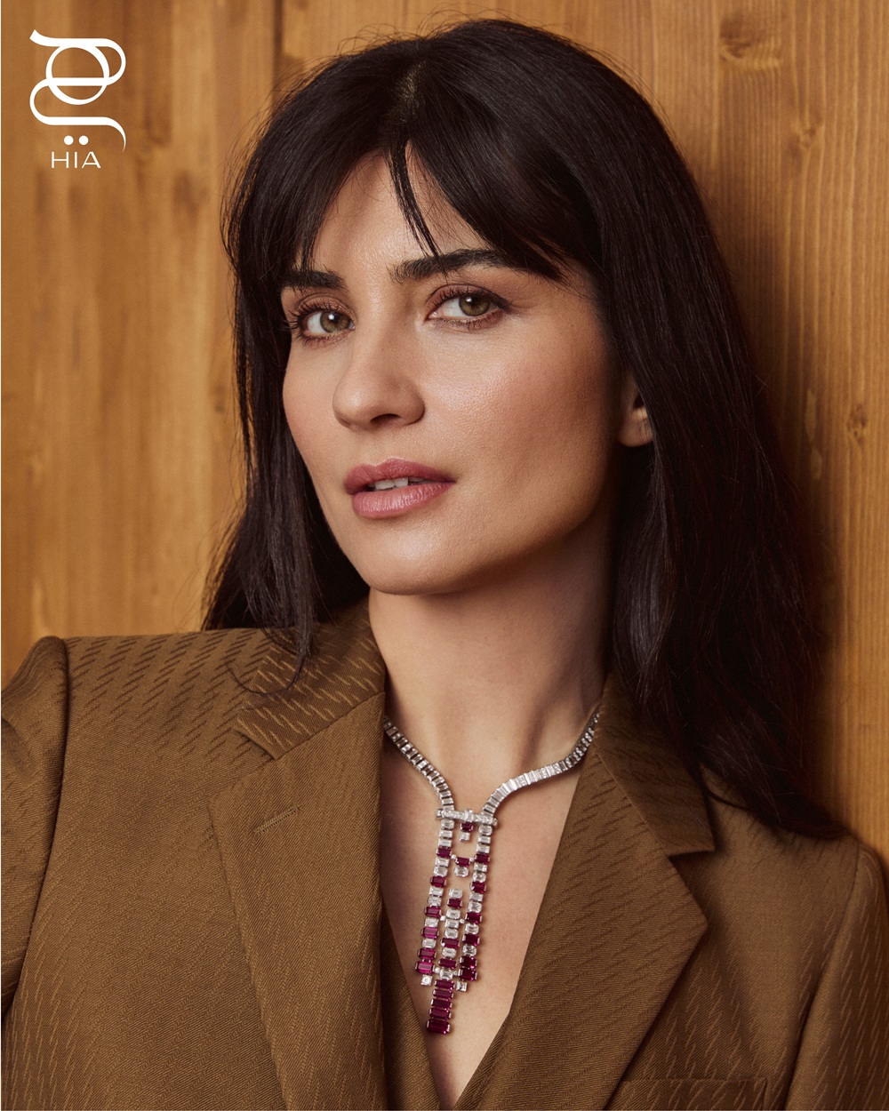 عقد EUPHONIA بالبلاتين والياقوت والماس، من مجموعة المجوهرات الراقية EN ÉQUILIBRE CHAPTER 3 من "كارتييه" CARTIER سترة من "بربري" BURBERRY