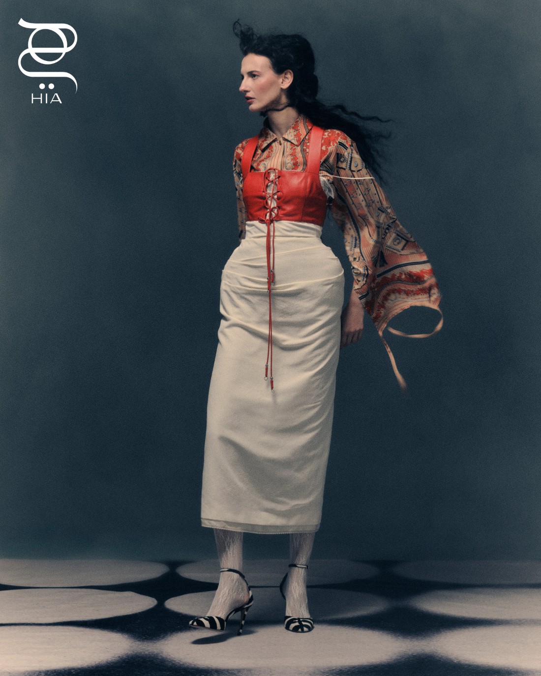 قميص وكورسيه من "هيرمس" ‏Hermès فستان من "ماغدا بوتريم" ‏Magda Butrym حذاء من "فيراغامو" ‏Ferragamo