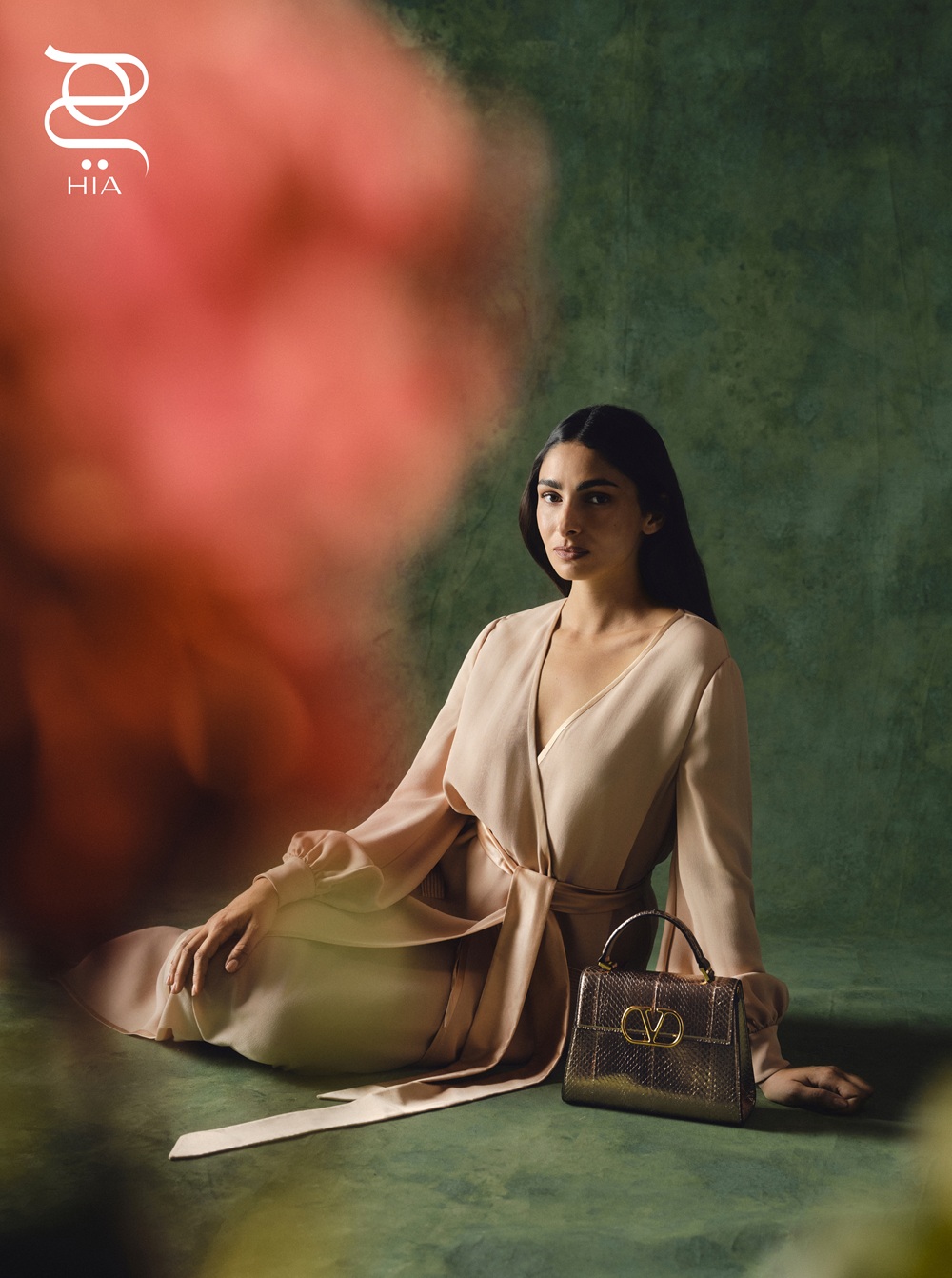 قميص طويل مع حزام عند الخصر وسروال couture Cady    من دار "فالنتينو" Valentino   حقيبة يد Vsling من "فالنتينو غارافاني" Valentino Garavani 