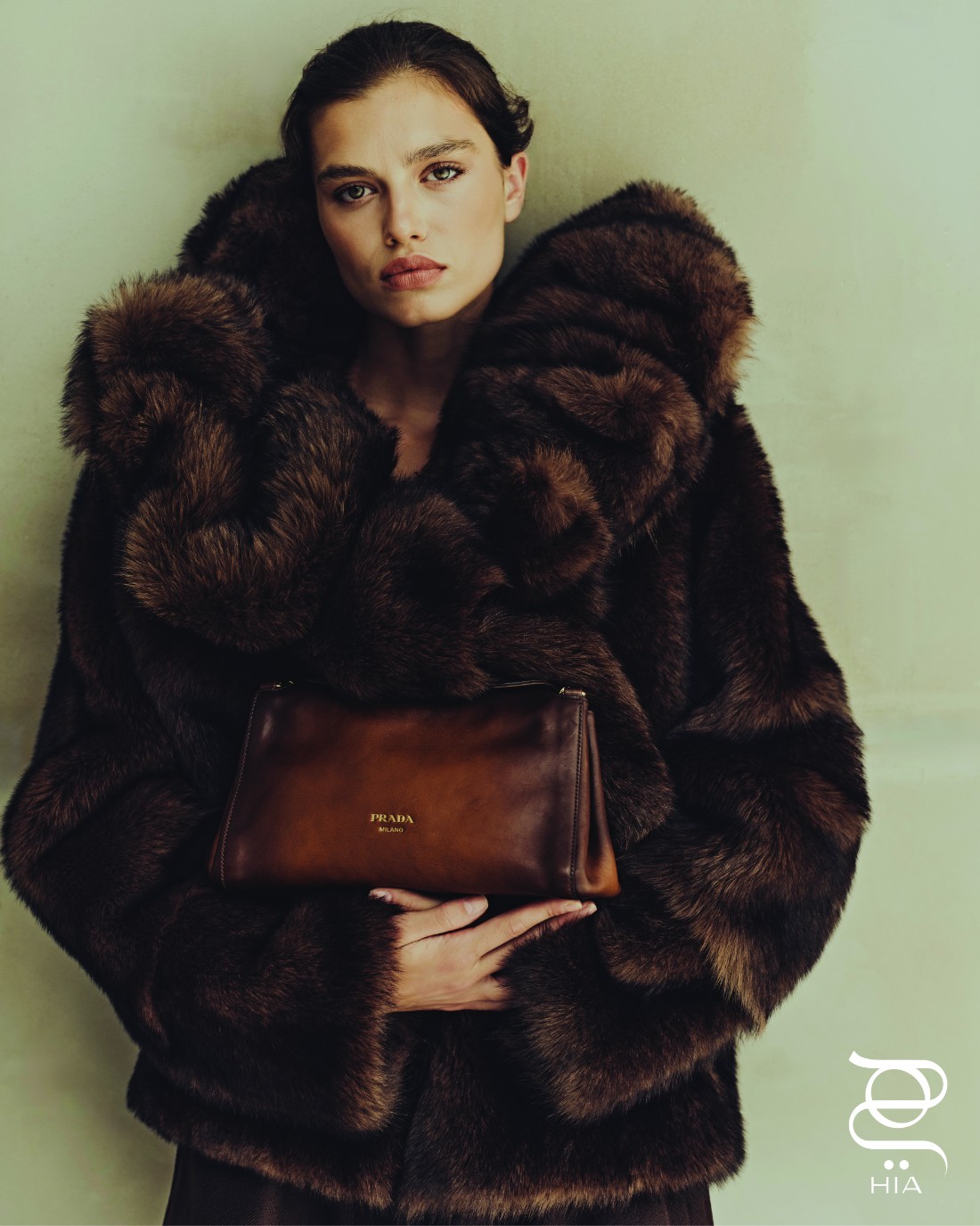 سترة صوفية "شيرلينغ" shearling، وحقيبة "تمولت" Tumulte، جميعها من "برادا" Prada