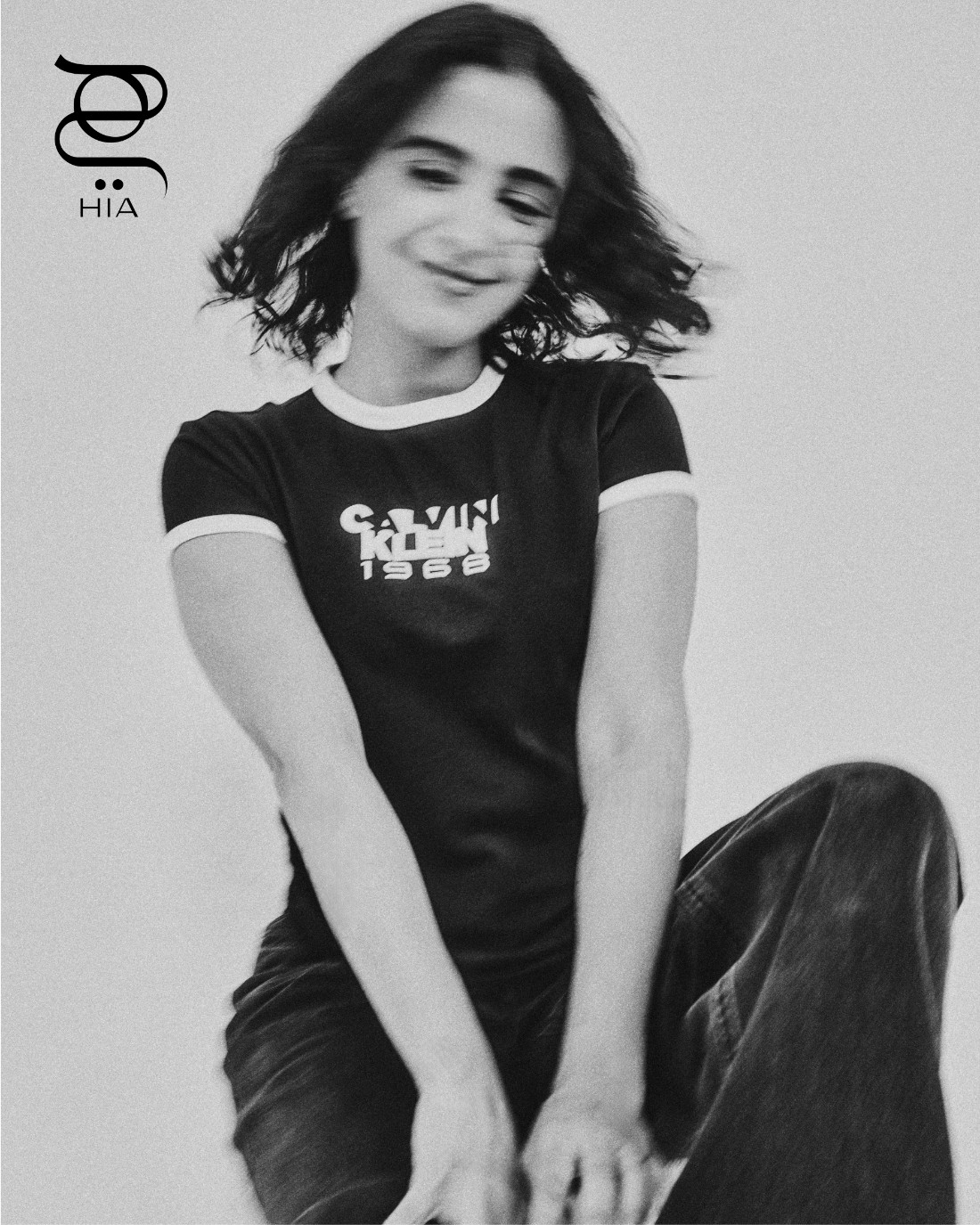 تي-شيرت قصير بطبعة 1968 جينز أسود واسع بستايل التسعينيات، جميعها من "كالفن كلاين" Calvin Klein