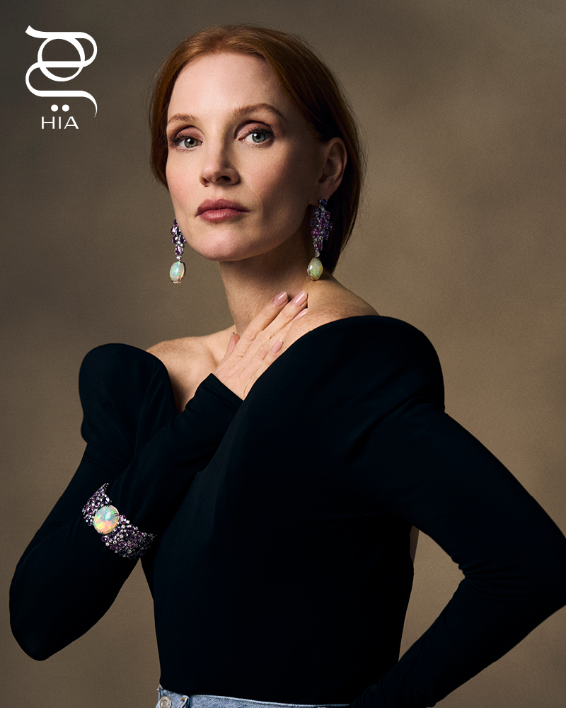 أقراط أذن وسوار VENUSTAS بالذهب الأبيض والأوبال الإجاصي الشكل والصفير الوردي المائل إلى البنفسجي والماس جميع المجوهرات من "دامياني" DAMIANI  قميص ضيق من "علية" ALAÏA سروال دنيم من "أغولد" AGOLDE