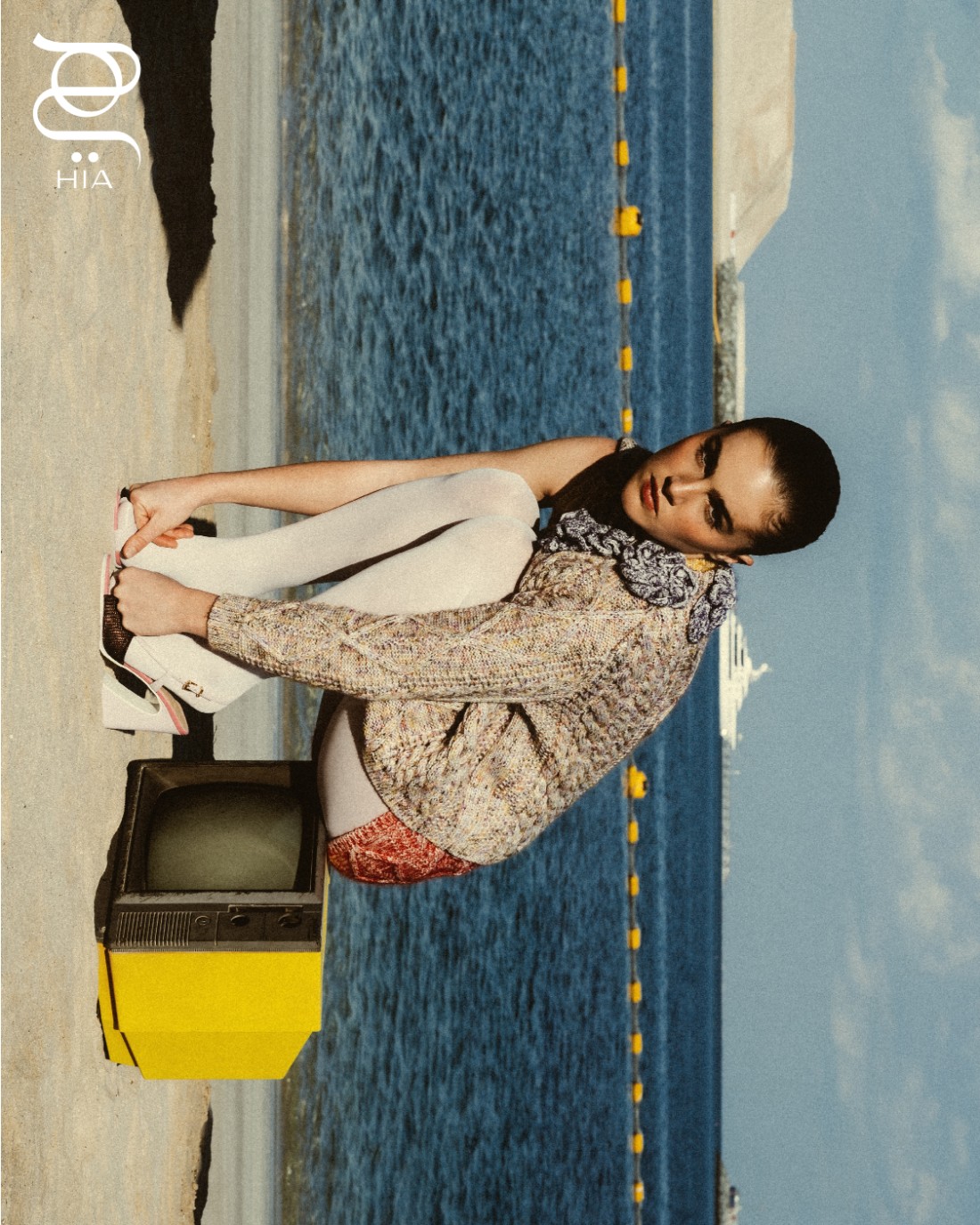 توب وشورت قصير وكارديغان من "لويس فويتون" Louis Vuitton حذاء من دار "فندي" Fendi