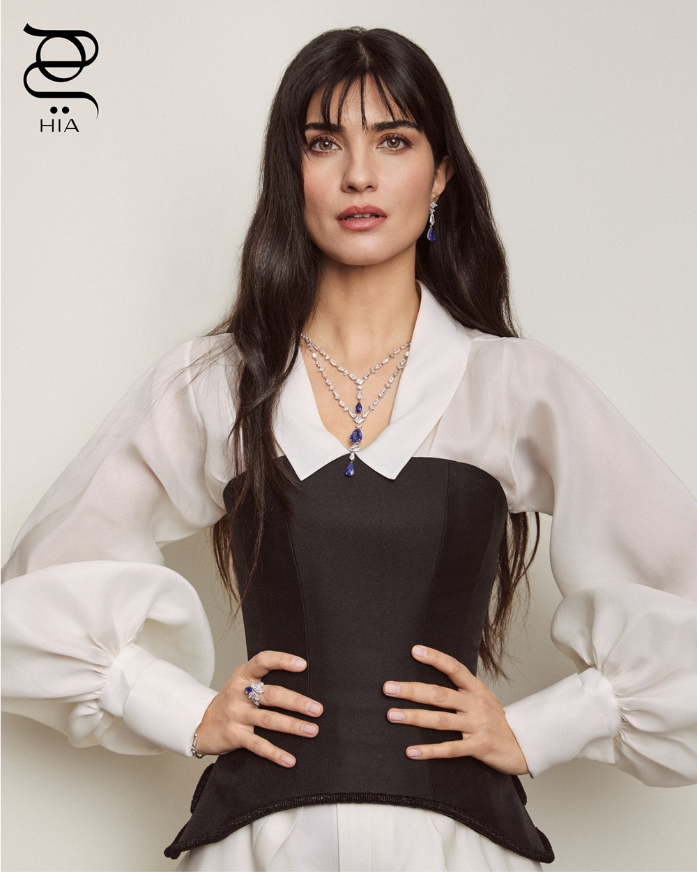 أقراط أذن وعقد وخاتم PARACAE بالبلاتين والصفير والماس، من مجموعة المجوهرات الراقية EN ÉQUILIBRE CHAPTER 3 من "كارتييه" CARTIER قميص وكورسية من "دانا الملا" DANA AL MULLA سروال من "رالف لورين" RALPH LAUREN 