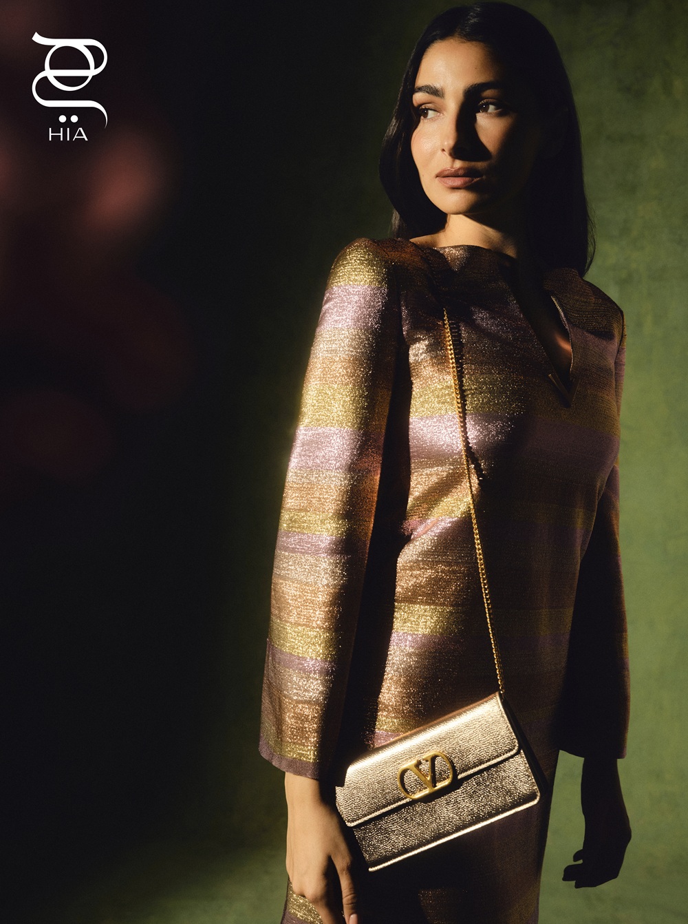 فستان من "فالنتينو" Valentino وحقيبة Vlogo بسلسلة طويلة    من "فالنتينو غارافاني" Valentino Garavani 