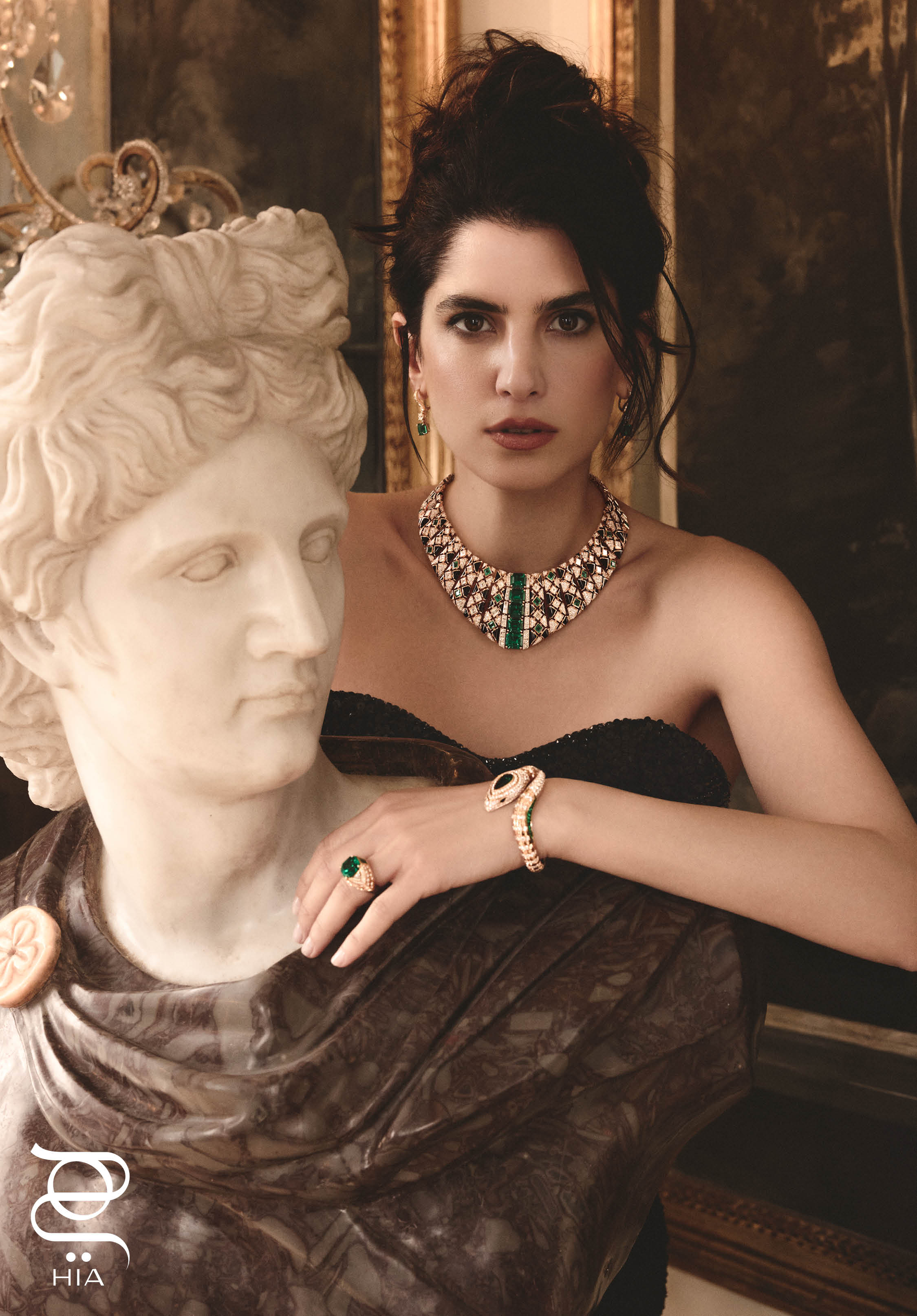 من مجموعة المجوهرات الراقية Eclettica، عقد من الذهب الوردي، والزمرّد، والماس، أقراط مجوهرات راقية من الذهب، والزمرّد، والماس، من مجموعة المجوهرات الراقية  Eclettica، سوار Serpenti من الذهب والوردي بعناصر الأونيكس، مع الزمرد، والماس، سوار مجوهرات راقية من الذهب الوردي والماس المرصوف خاتم مجوهرات راقية من الذهب الوردي، والزمرّد، والماس، مع زمرّدة بعيار 8.29 قيراط، كل المجوهرات من "بولغري" BVLGARI فستان أسود طويل من "غوتشي" GUCCI