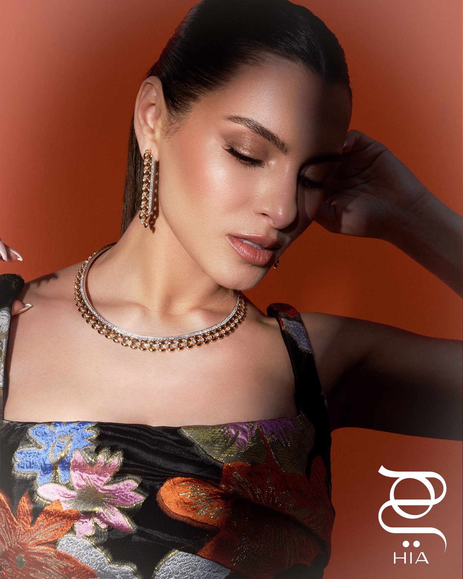 أقراط وسلسلة "دواليتي تو تون" DUALITÉ two tone، جميعها من مجوهرات "سارتورو" Sartoro الفاخرة فستان من "قزي وأسطا" Azzi & Osta