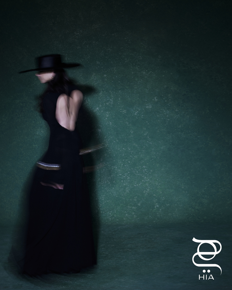 أقراط أذن مزدوجة LOVE بالذهب الأصفر، أساور LOVE UNLIMITED بالذهب الأصفر وبالذهب الأبيض، أساور LOVE بالذهب الأبيض والماس، جميع المجوهرات من "كارتييه" CARTIER فستان طويل وجزمة عالية الساق من "علية" Alaia، قيعة واسعة من "كريستينا فيديلسكايا" Kristina Fidelskaya