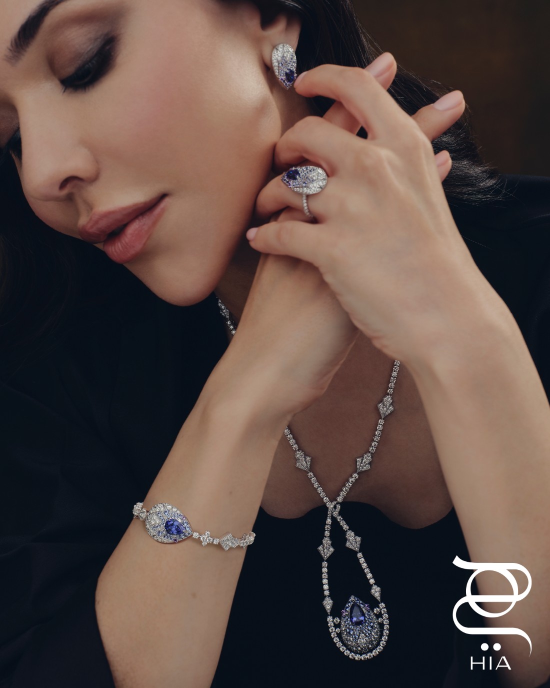 طقم CHICHEN ITZA من مجموعة المجوهرات الراقية ILLUMINATED WONDERS، مرصع بالتنزانيت والصفير الأزرق والأرجواني والماس جميع المجوهرات من "معوّض" MOUAWAD عباءة من "سيرب" SERRB