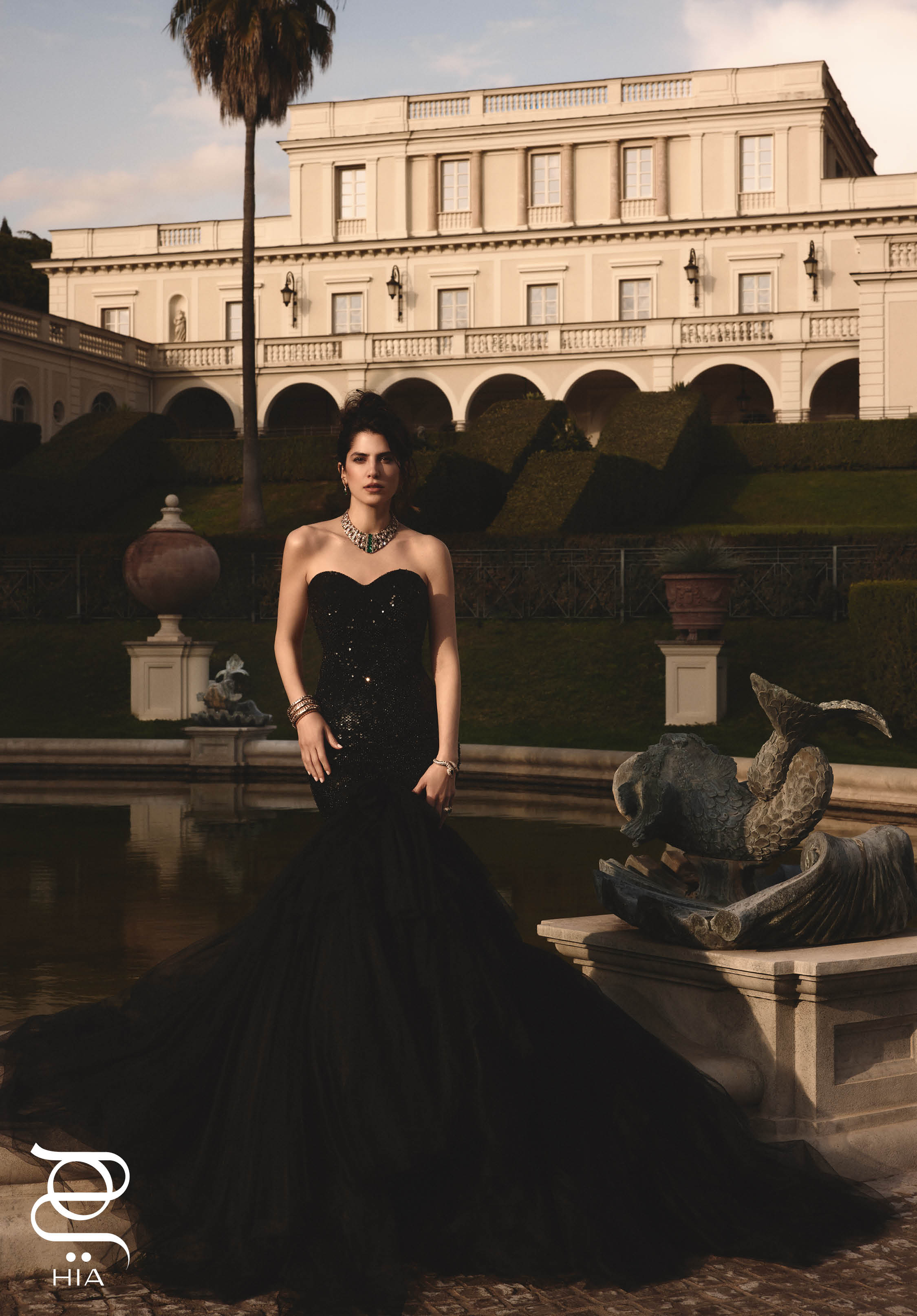 من مجموعة المجوهرات الراقية Eclettica، عقد من الذهب الوردي، والزمرّد، والماس، أقراط مجوهرات راقية من الذهب، والزمرّد، والماس، من مجموعة المجوهرات الراقية  Eclettica، سوار Serpenti من الذهب والوردي بعناصر الأونيكس، مع الزمرد، والماس، سوار مجوهرات راقية من الذهب الوردي والماس المرصوف خاتم مجوهرات راقية من الذهب الوردي، والزمرّد، والماس، مع زمرّدة بعيار 8.29 قيراط، كل المجوهرات من "بولغري" BVLGARI فستان أسود طويل من "غوتشي" GUCCI