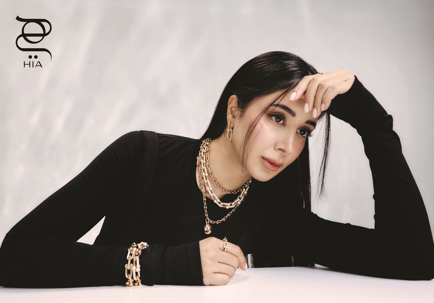من مجموعة TIFFANY HARDWEAR عقود بالذهب الأصفر والأبيض، قلادة وأساور بالذهب الأبيض والبلاتين، وخاتم صغير بالذهب الأبيض والماس جميعها من "تيفاني أند كو" .TIFFANY & CO. فستان من "نون باي نور" Noon By Noor