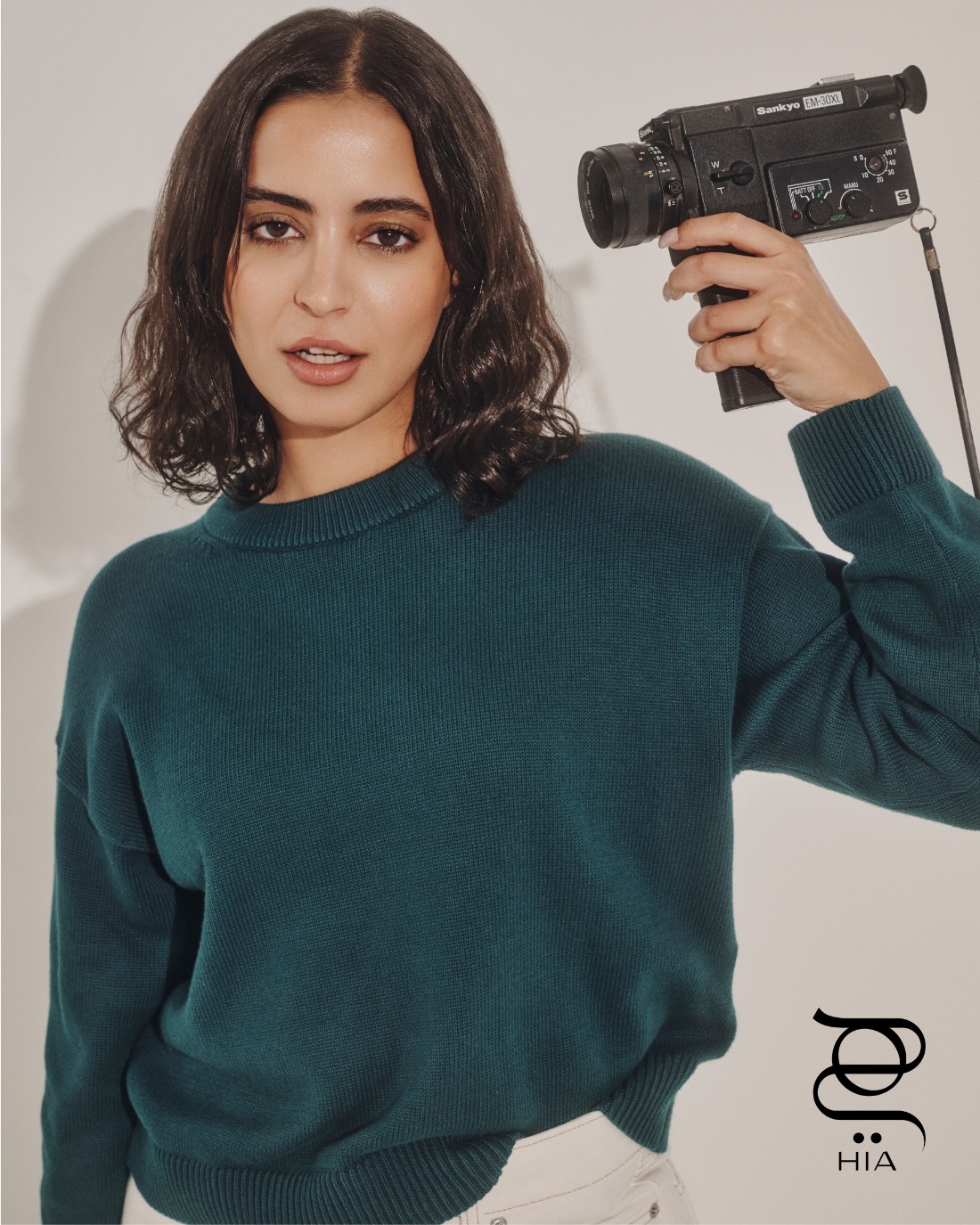 توب محبوك جينز مستقيم أبيض فاتح بستايل التسعينيات، جميعها من "كالفن كلاين" Calvin Klein