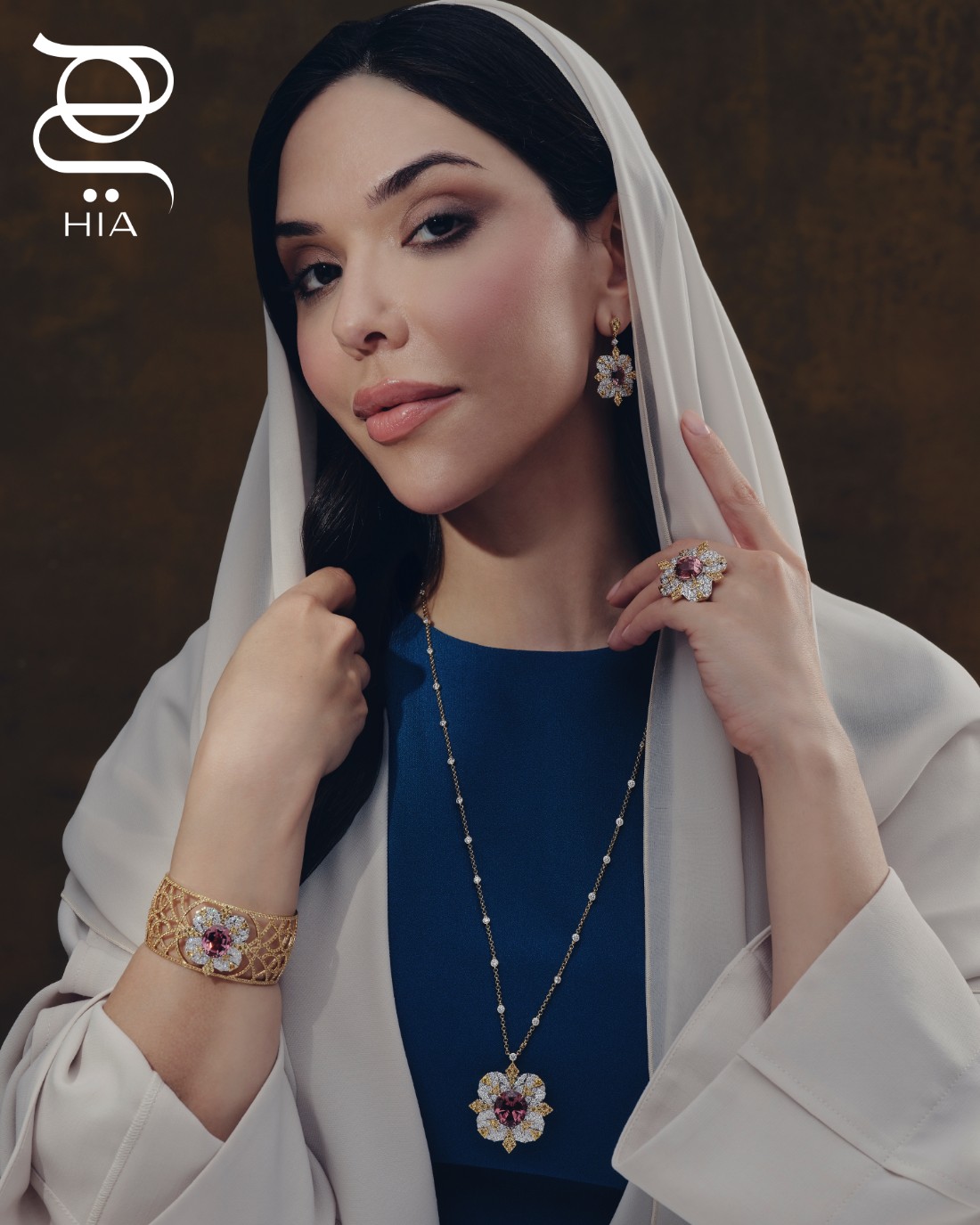 طقم LEGACY OF LIGHT من مجموعة المجوهرات الراقية ILLUMINATED WONDERS، مرصع بالتورمالين الوردي والصفير الأصفر والماس جميع المجوهرات من "معوّض" MOUAWAD فستان من "روكساندا" ROKSANDA عباءة من "موزان" MAUZAN