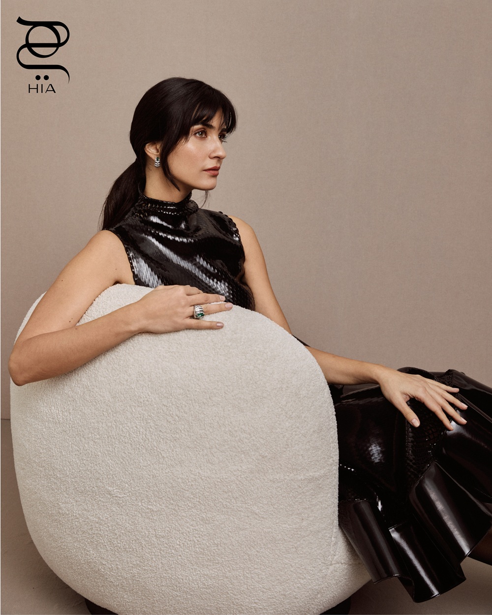 أقراط أذن وخاتم AXIALIS بالبلاتين والزمرد والعقيق اليماني والماس، من مجموعة المجوهرات الراقية EN ÉQUILIBRE CHAPTER 3 من "كارتييه" CARTIER إطلالة كاملة من "علية" Alaïa