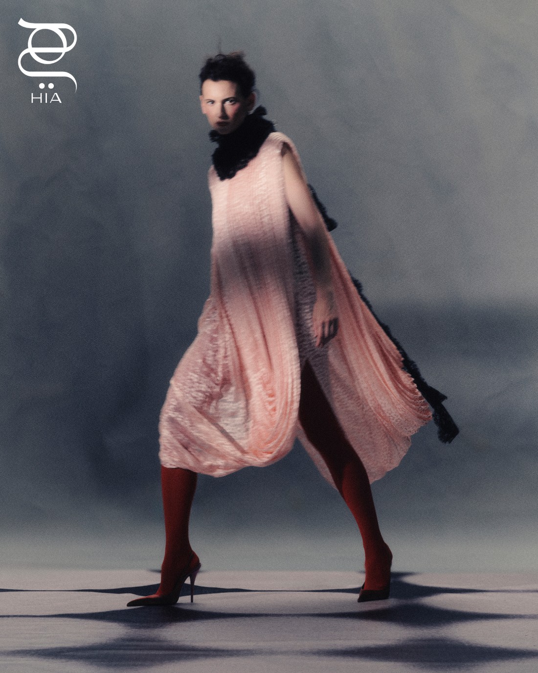 فستان من "لويس فويتون" ‏Louis Vuitton قميص من "رالف لورين" ‏Ralph Lauren حذاء من "سان لوران" ‏Saint Laurent