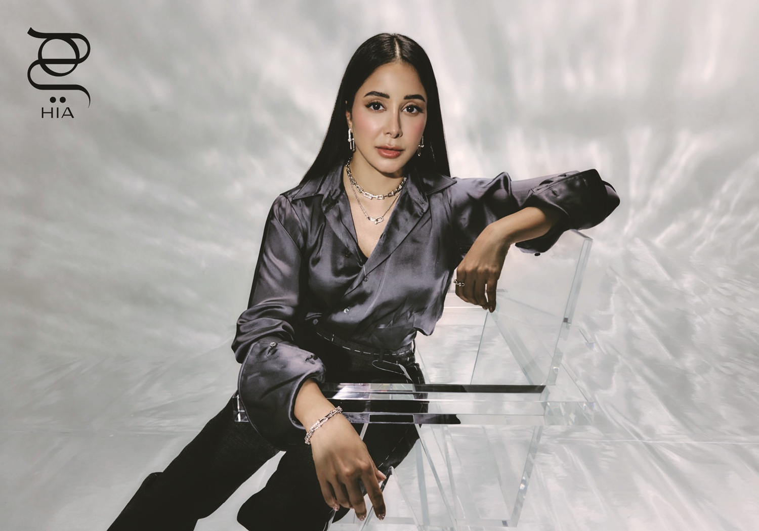 من مجموعة TIFFANY HARDWEAR أقراط أذن وعقد وقلادة وخواتم بالذهب الأبيض والماس جميعها من "تيفاني أند كو" .TIFFANY & CO. طقم مؤلف من قميص وسروال من "موسكينو" Moschino لدى "هارفي نيكولز" Harvey Nichols