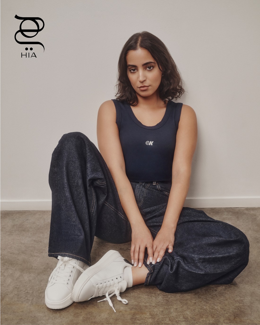 توب محبوك جينز واسع حذاء جلدي رياضي بقاعدة سميكة، جميعها من "كالفن كلاين" Calvin Klein